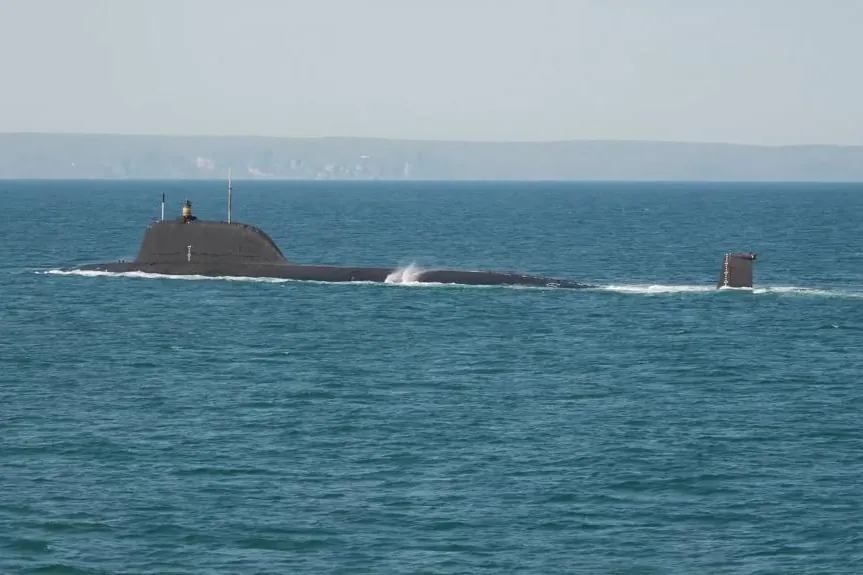 La fragata 'Reina Sofía' vigila a un submarino y un buque rusos que transitaban por aguas de interés español