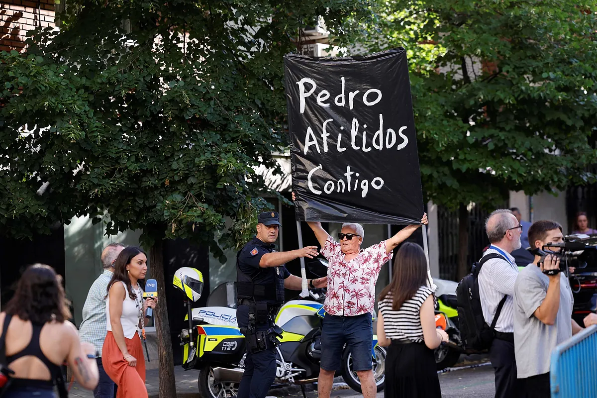 El  show  de Ferraz: duelo entre los que rezan a Pedro Sánchez y a Dios