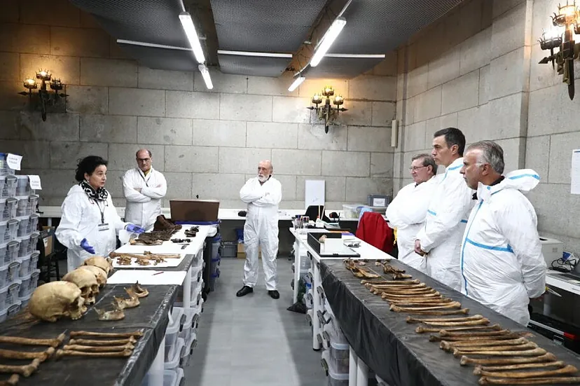 Las familias de los enterrados en el Valle de los Caídos protestan por la  visita de Sánchez porque a ellas se les "ha impedido" | España