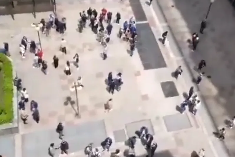 4.4 büyüklükte bir deprem ve yakındaki diğer kasabaları sallıyor