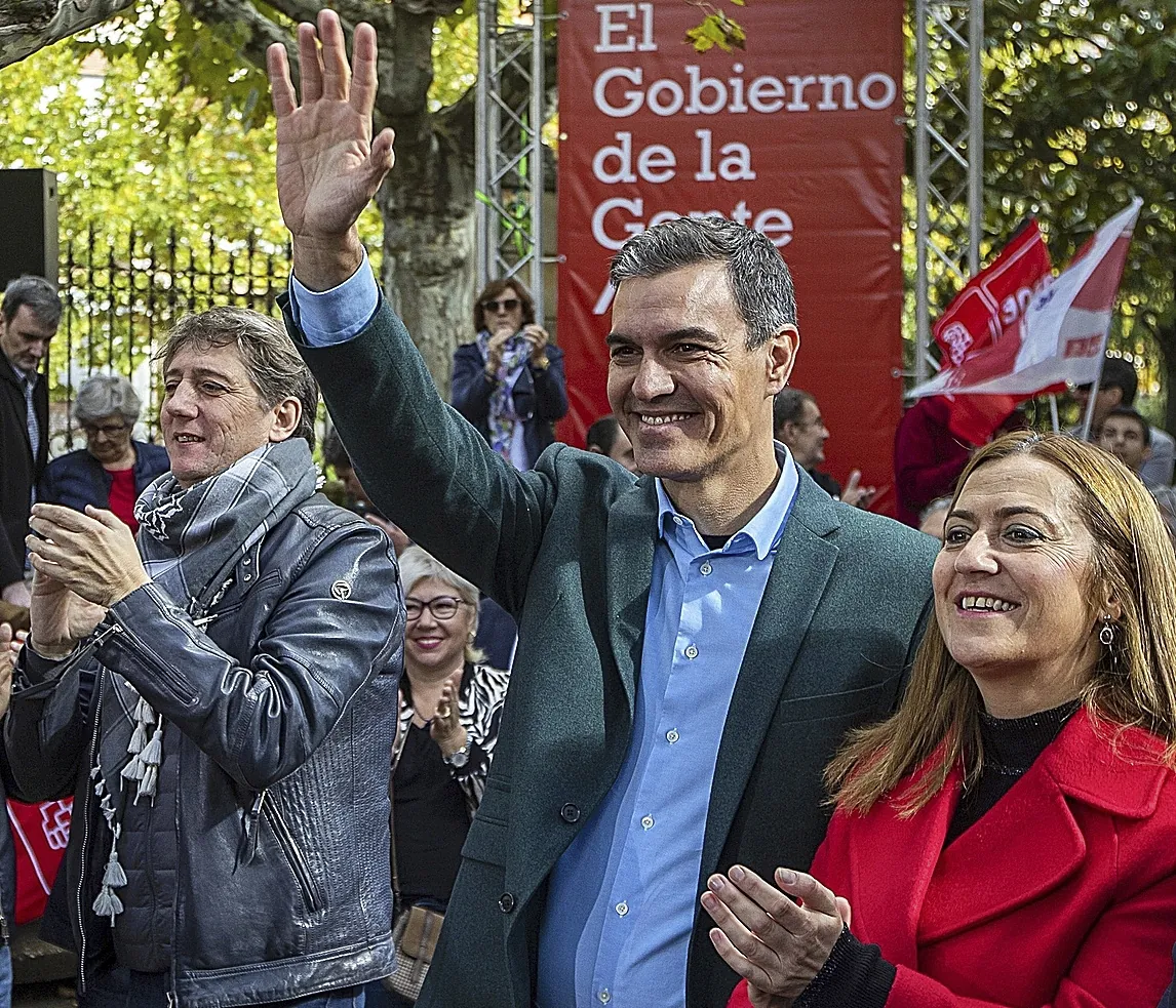 Virginia Barcones, la  pirómana  de Bendodo ya en primera fila junto a Sánchez