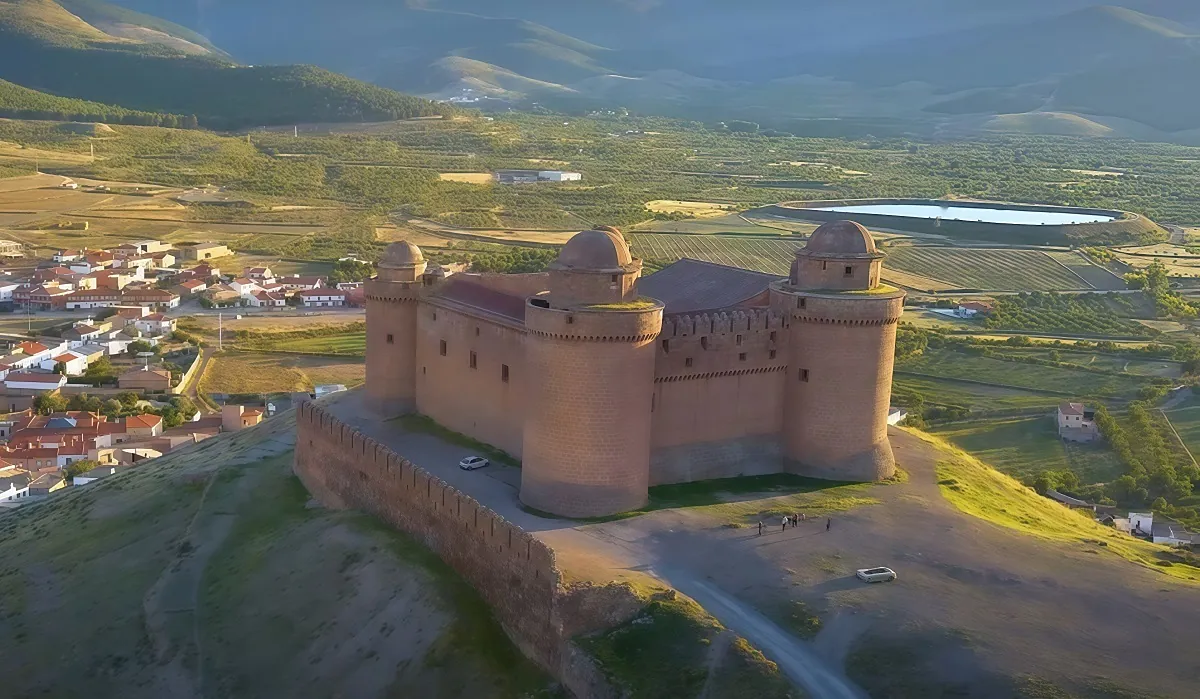 El castillo de Granada del siglo XVI que abrirá al público: a las faldas de Sierra Nevada, un espectacular patio renacentista y escenario de La Casa del Dragón