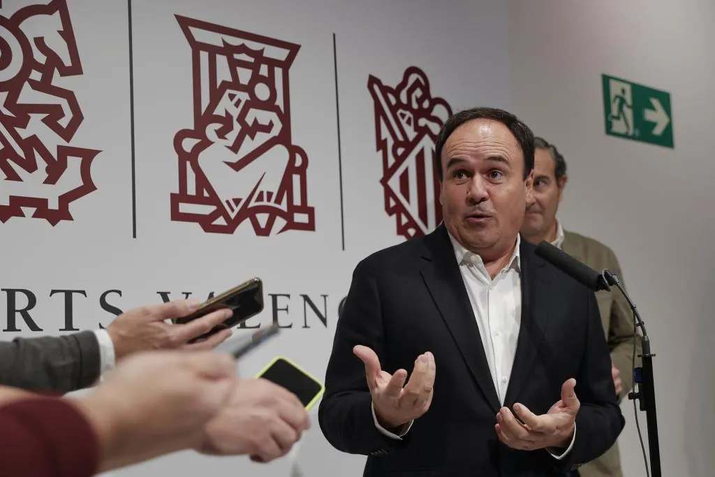 Llorca se lanza a la investidura sin descartarse para 2027 y  alejado  de Mazón:  No conozco a ningún político que no sea interino 