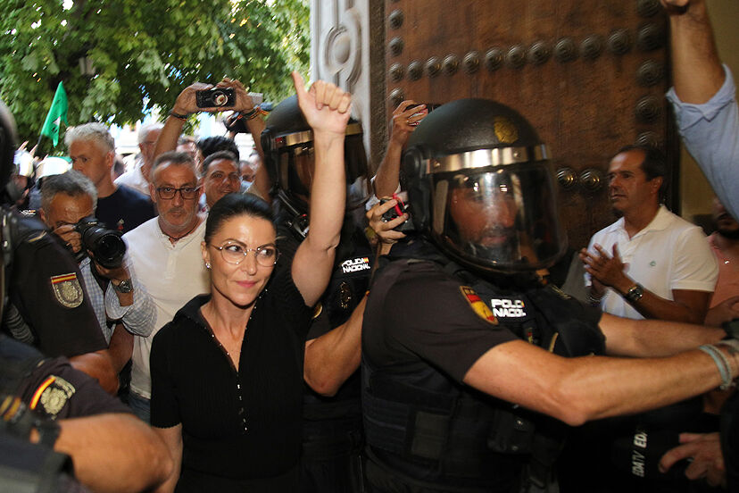 La agresión a Macarena Olona de radicales en la Universidad une a PP, Vox y Cs en la condena ante el silencio de la izquierda | España