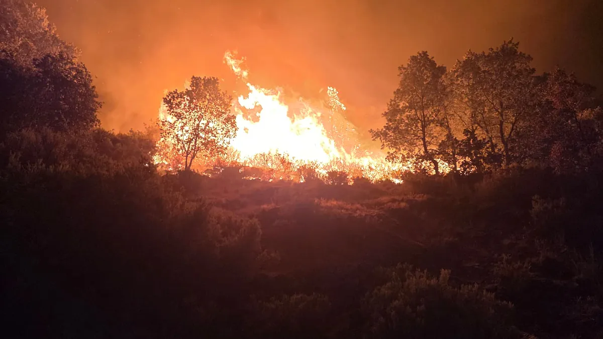 El fuego de Jarilla ya ha arrasado más de 12.000 hectáreas y continúa desbocado:  Este incendio es un monstruo 
