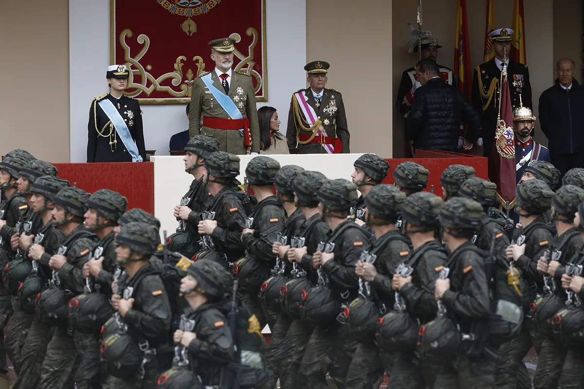 Un desfile para reivindicarse ante la OTAN tras el señalamiento de Trump y sin la presencia en la tribuna de Abascal ni de Mazón