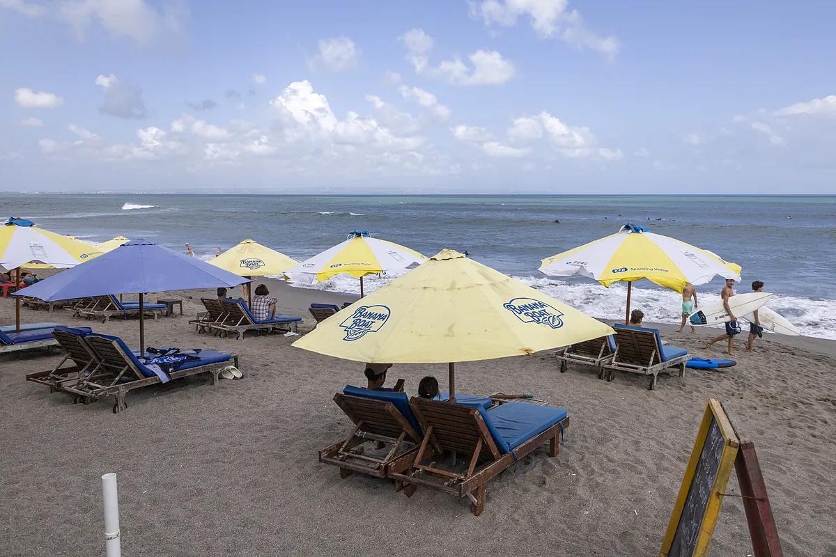 Bali'de bir tur teknesinin batmasından sonra en az iki ölü ve düzinelerce kayıp