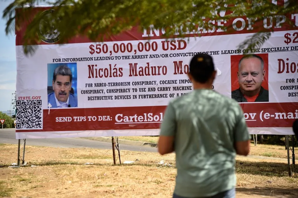 Aparece una valla con la recompensa que pide EEUU por Maduro y Cabello en la frontera de Colombia con Venezuela