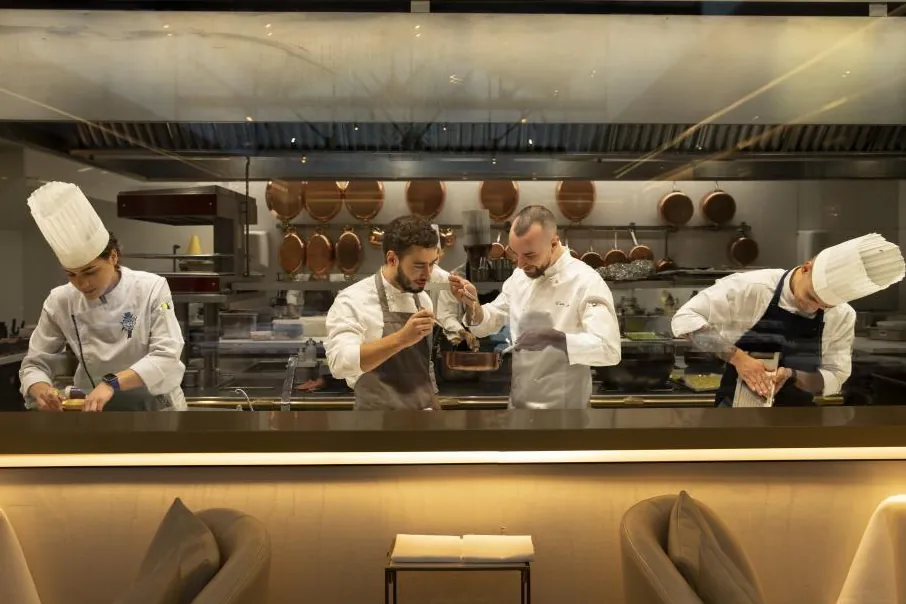 Saddle, la mesa del poder con estrella Michelin que se disfruta con unas lentejas y un solomillo en 45 minutos